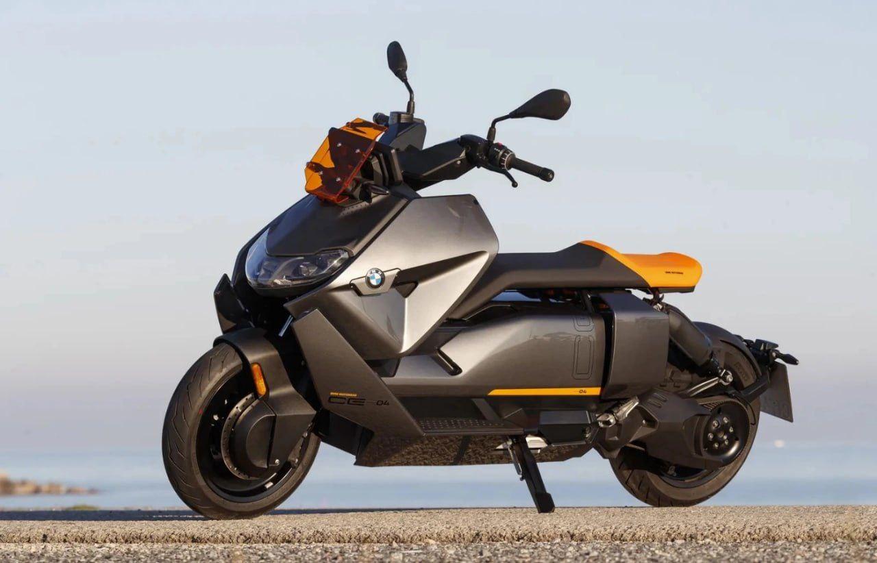 BMW выкатил электроскутер CE 04 2025 в стиле КИБЕРПАНК за миллион рублей.