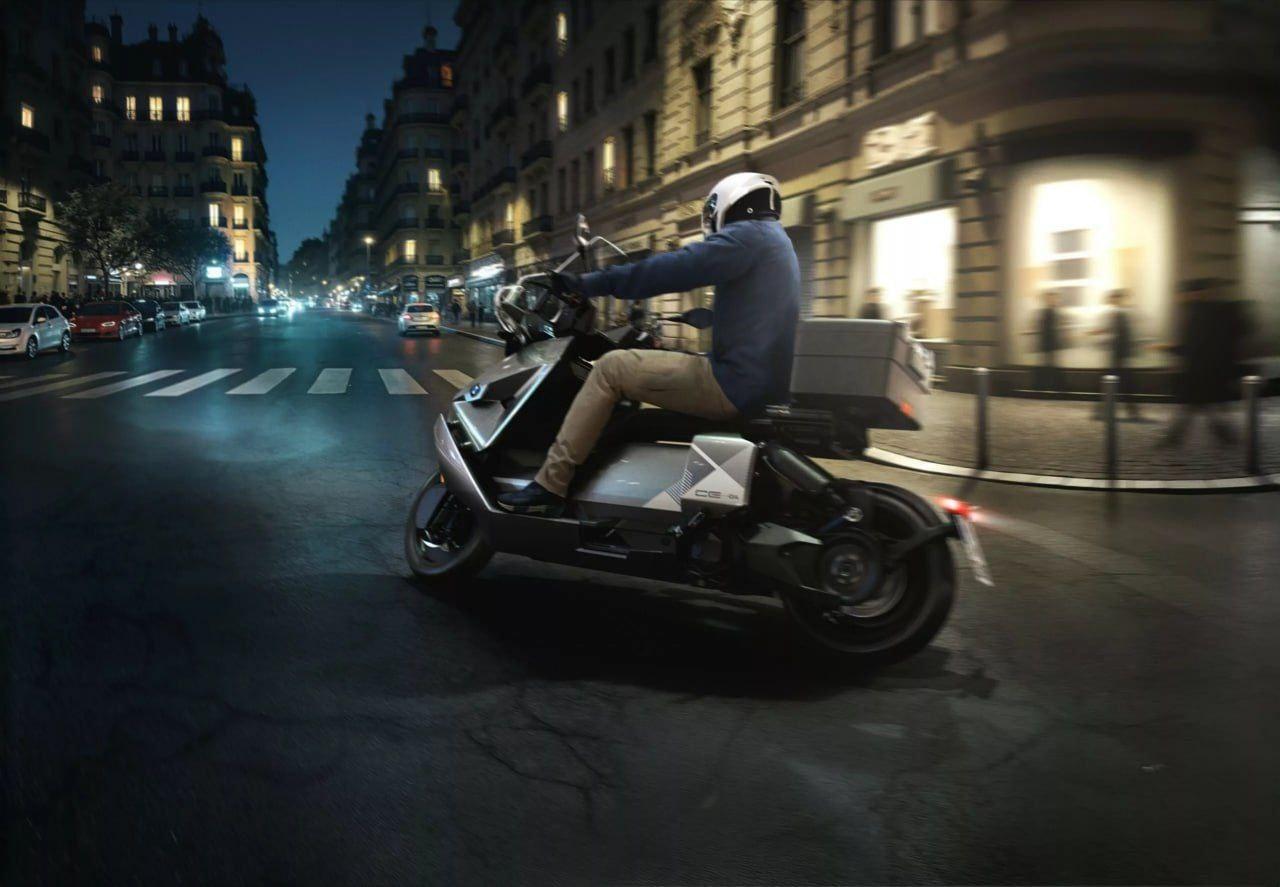 BMW выкатил электроскутер CE 04 2025 в стиле КИБЕРПАНК за миллион рублей.