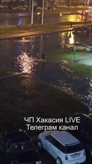 Чьи дети просто сидят в луже, по шею и садяться перед каждой машиной??!!...