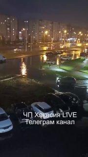 Чьи дети просто сидят в луже, по шею и садяться перед каждой машиной??!!...