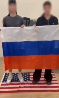 Фотосессию с флагом США устроили подростки у здания ФСБ на Литейном проспекте...