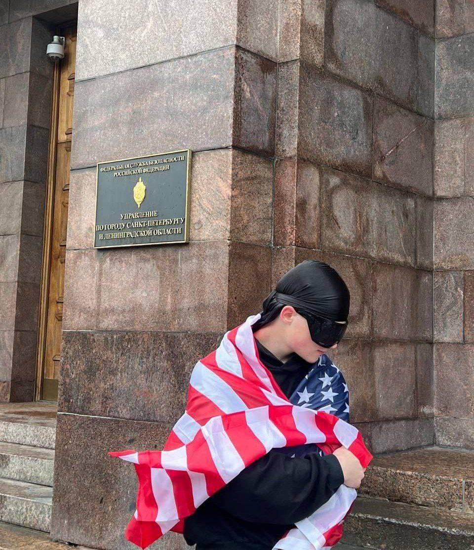 Фотосессию с флагом США устроили подростки у здания ФСБ на Литейном проспекте...