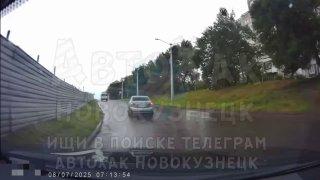 В Новоильинском районе Новокузнецка водитель решил сократить маршрут и снес...