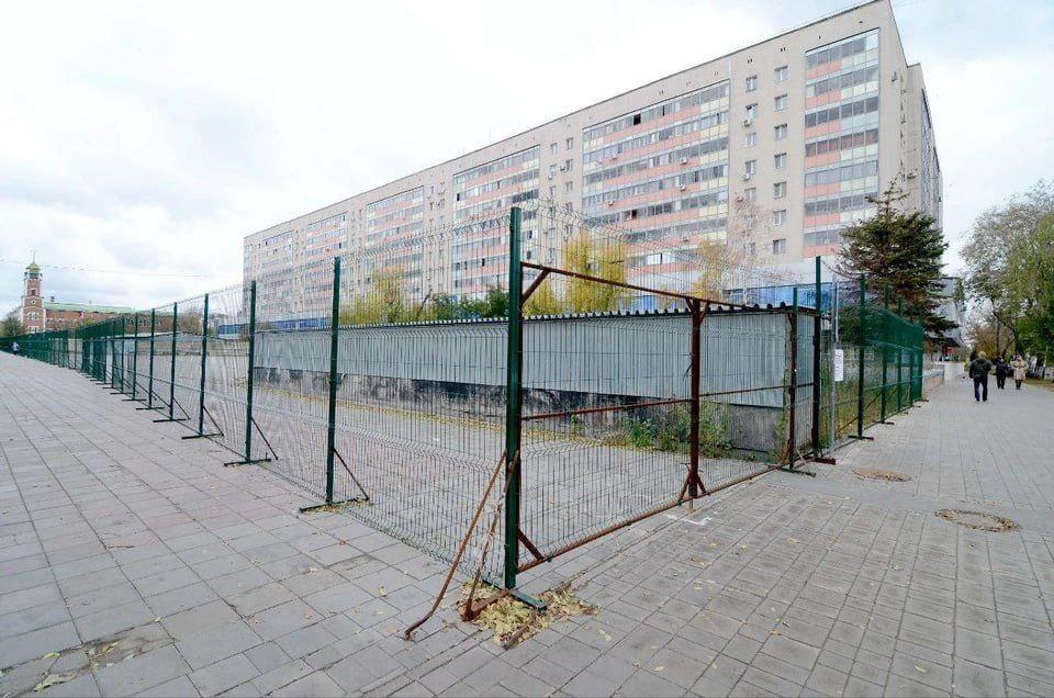 Три года без парковки: стройка в 