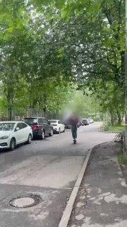 Общественно опасного самокатчика сняли на улице Жени Егоровой Лихач нарезал...