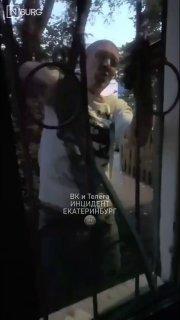 Екатеринбурженка пожаловалась, что сосед кошмарит жителей дома на улице...