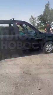Жёсткие кадры: В Киргизии у байкера на большой скорости внезапно лопнуло...