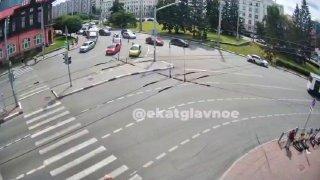 Сегодня утром самокатчик, который двигался по пешеходному переходу не...