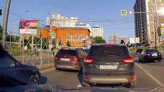 Машина пробила забор и вылетала на встречку на Военной. Так «Тойота Виста»...