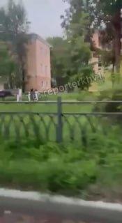 В Хабаровском крае трое девушек катались по городу с парнем, неожиданно стали свидетелями «открытой любви» — парень с девушкой занялись сексом прямо на лавке посреди улицы.