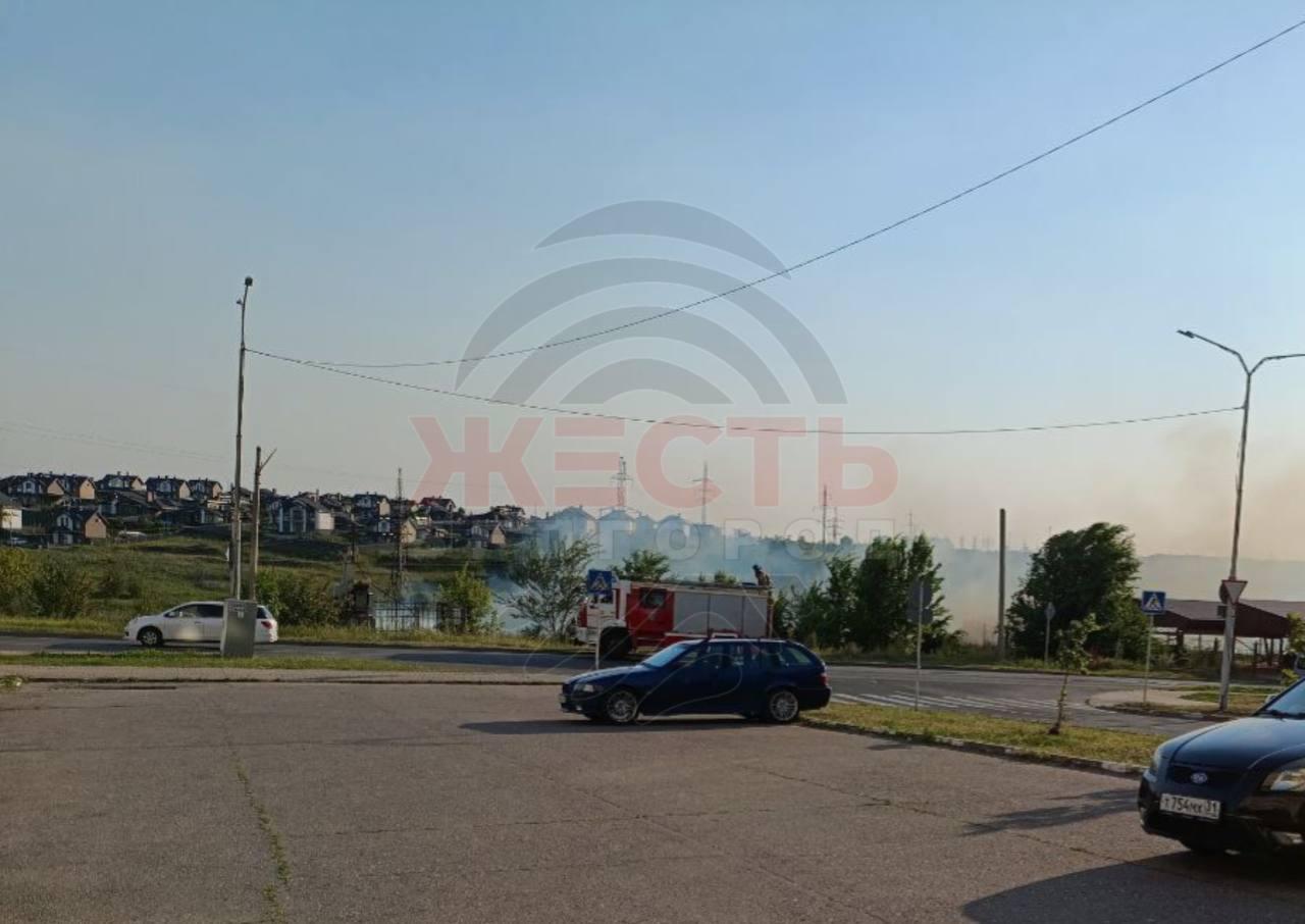 Возгорание сухой травы на улице Есенина