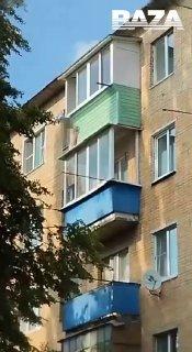 Трёхлетний ребёнок вылез на карниз балкона пятого этажа в Подмосковье. К...