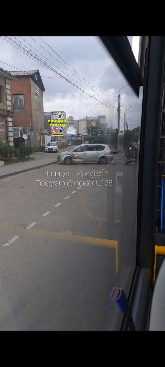 В посёлке Жилкино у Ангары авария с участием мотоциклиста. Подробности...