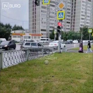 На перекрестке Пехотинцев - Софьи Перовской водители устроили разборки прямо...