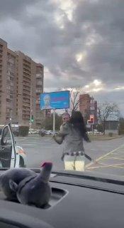 В Москве девушка избила мигранта-таксиста, который стал приставать к ней в машине