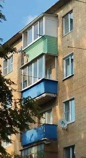 Трехлетний малыш едва не упал с балкона пятого этажа в Подмосковье