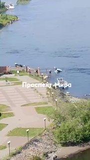 Автомобиль утонул в Енисее возле «Сафари клуба» на Пашенном.