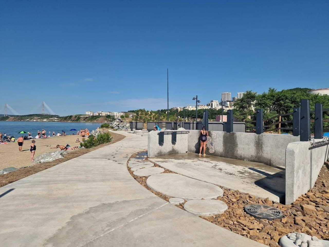 На Патрокле во Владивостоке открылся пилотный участок благоустроенного пляжа.