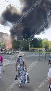 Сильный пожар в Подмосковье: горит крыша жилого дома.