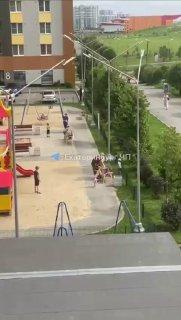 В Екатеринбурге отец напал на пенсионерку на детской площадке из-за кепки сына