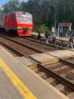 В Екатеринбурге снова заметили детей, которые цеплялись за последний вагоне...