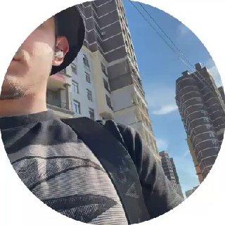 В Химках неизвестный бросил собаку, привязав к колесу чужого автомобиля.
