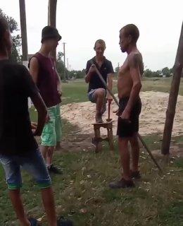 В Краснодаре синебот пристал к пацанам, которые делали себе турник. Под...