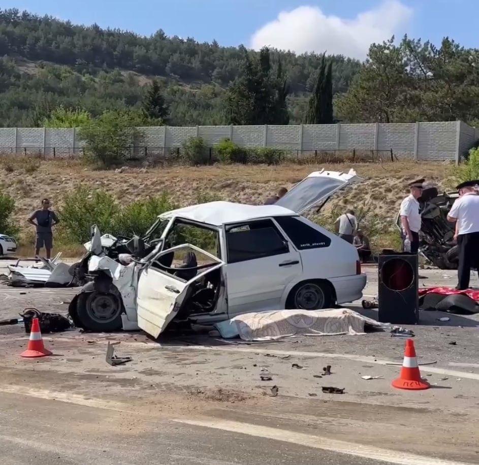 5 зумерш погибли в жёсткой аварии в Крыму: 18-летняя водительница «четырнадцатой» не уступила дорогу бумеру на микроавтобусе «Мерседес» и погубила себя и своих подруг