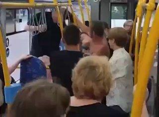 Агрессивный полуголый скуф атаковал зумера из-за длинных волос и «уклонения от службы»