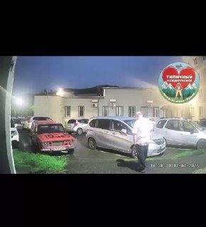 В Междуреченске сняли на видео агрессивного мужчину у подъезда Жители дома на...