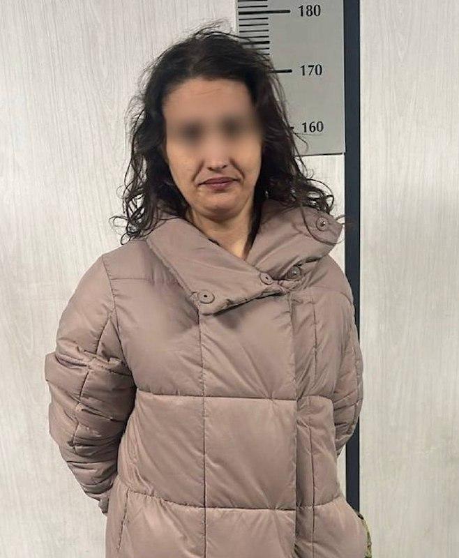 В Ленобласти вооружённая ножом женщина выбросила младенца на козырёк  — ребёнка от неадекватки спасли случайные очевидцы и вызвали полицию.