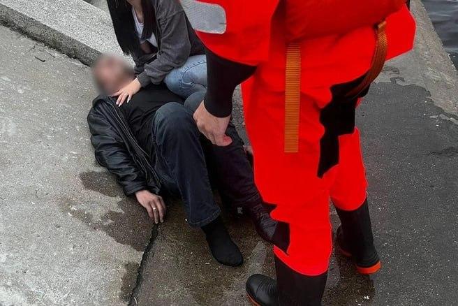 Прохожий спас мужчину, тонувшего в Неве у Октябрьской набережной.