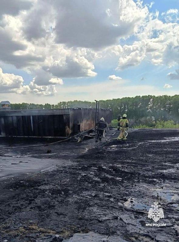 Пожарные МЧС России потушили возгорание кровли производственного здания Пожар...