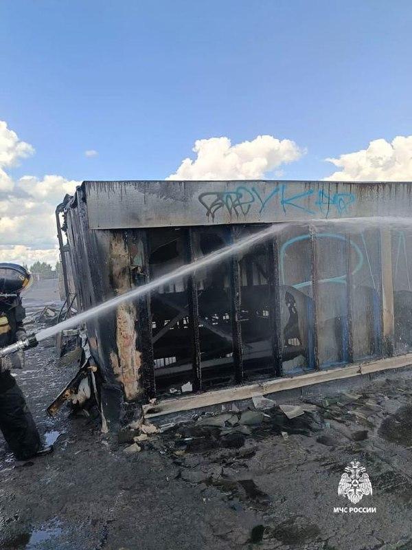 Пожарные МЧС России потушили возгорание кровли производственного здания Пожар...