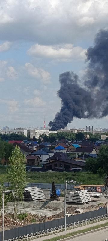 Пожарные МЧС России потушили возгорание кровли производственного здания Пожар...