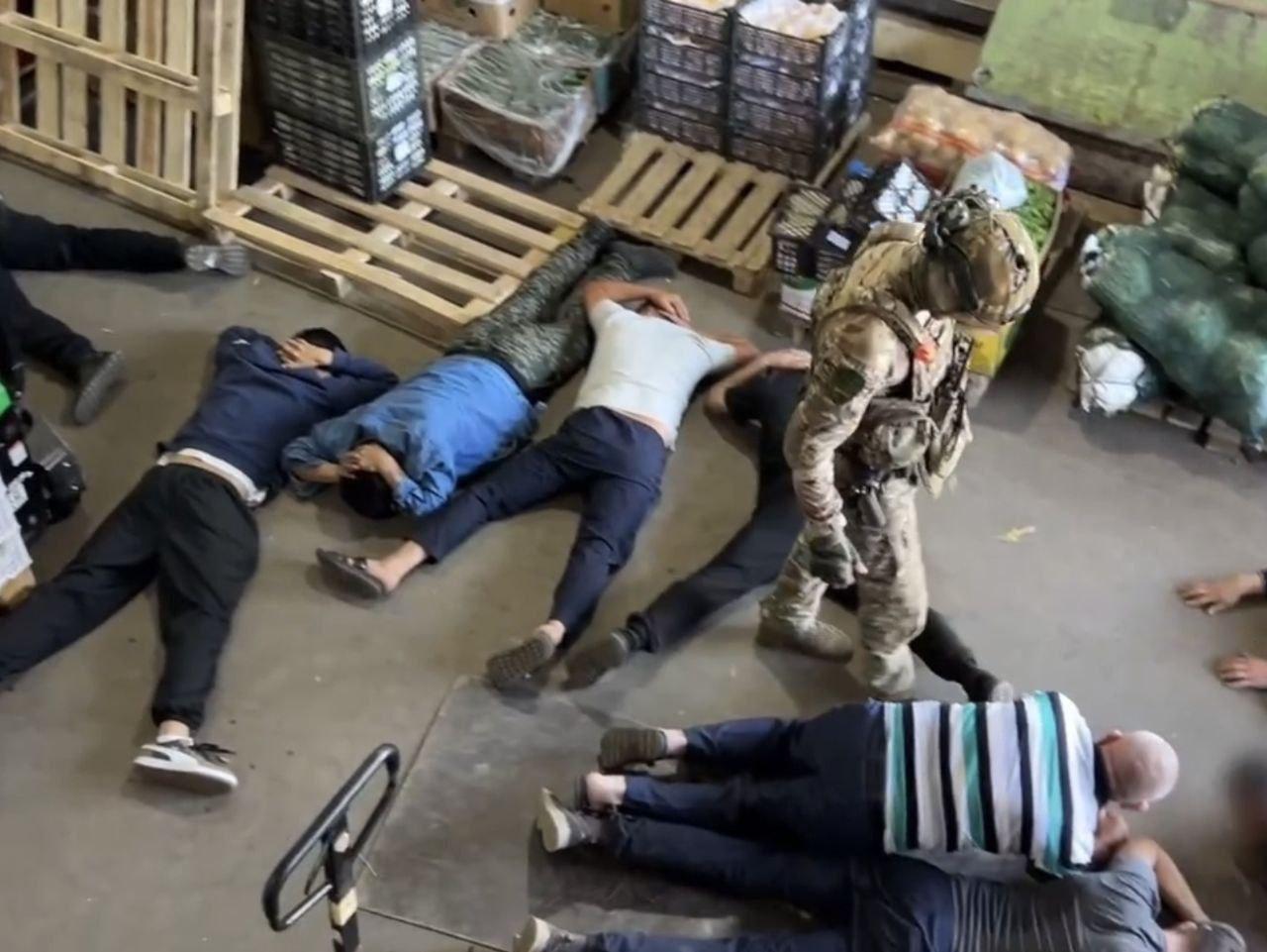 Два торговца овощами задолжали налоговой более 140 млн рублей. На овощебазу...