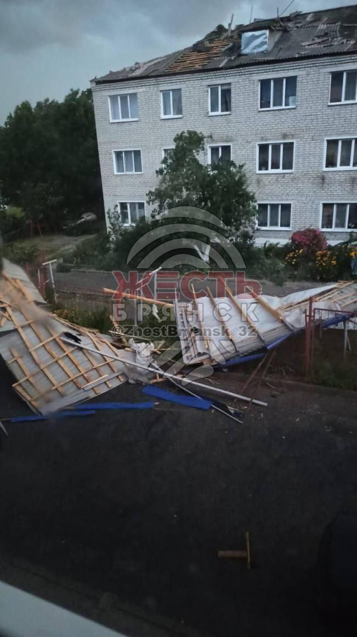 Кадры с последствиями серьезной непогоды вчера в Климово 🇷🇺 Источник: ЧП Брянск