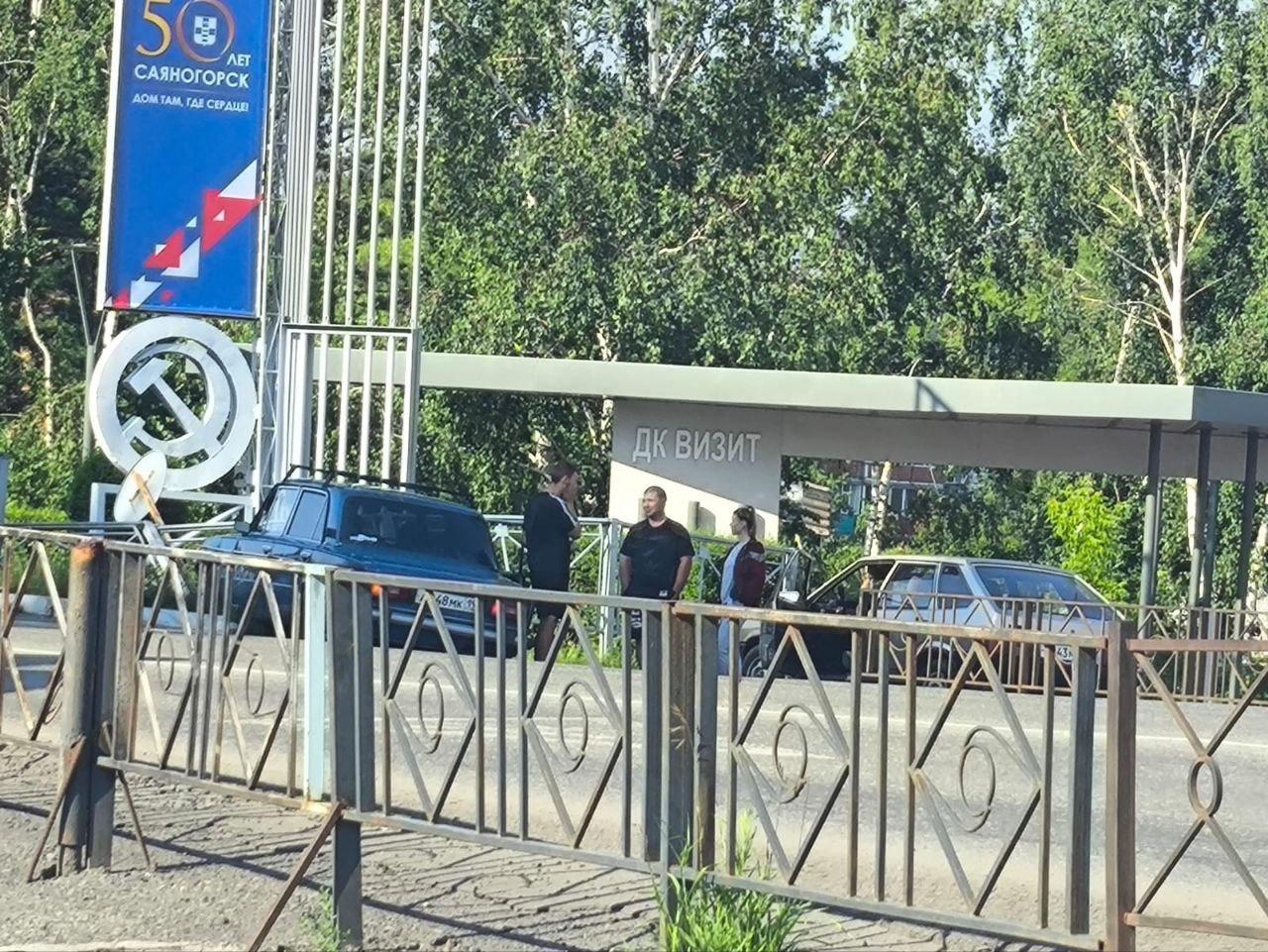 «Жигули» снесли сегодня ограждение неподалёку от центральной остановки Саяногорска.