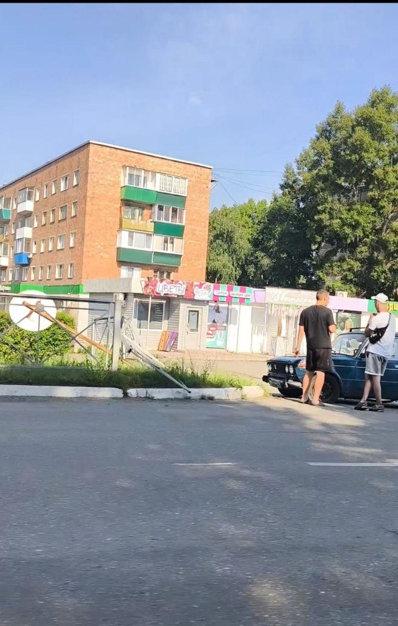 «Жигули» снесли сегодня ограждение неподалёку от центральной остановки Саяногорска.