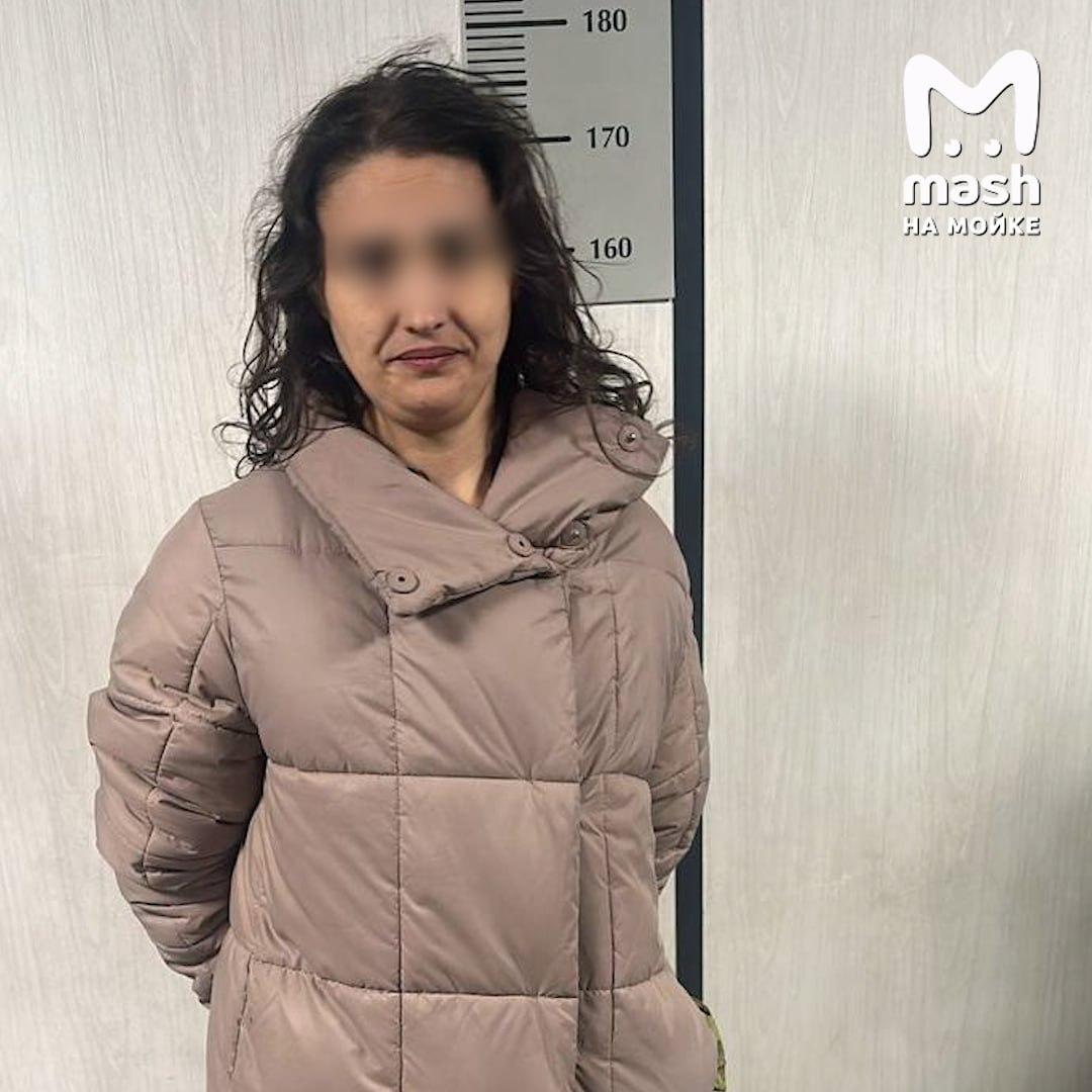 Вооружённая ножом женщина выбросила младенца на козырёк муринской парадной —...