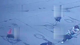4-летний мальчик провалился в открытый люк в Питере. Пацан уткнулся в телефон...