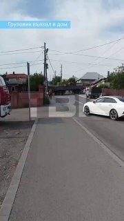 Грузовик въехал в дом в районе Таймыра.