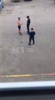 В Красноярске женщина выпала с 13 этажа многоэтажки на Норильской....