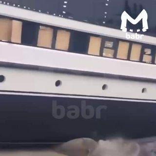 В Иркутске круизный лайнер задел катер при спуске на воду.