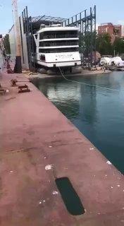 В Иркутске круизный лайнер задел катер при спуске на воду.