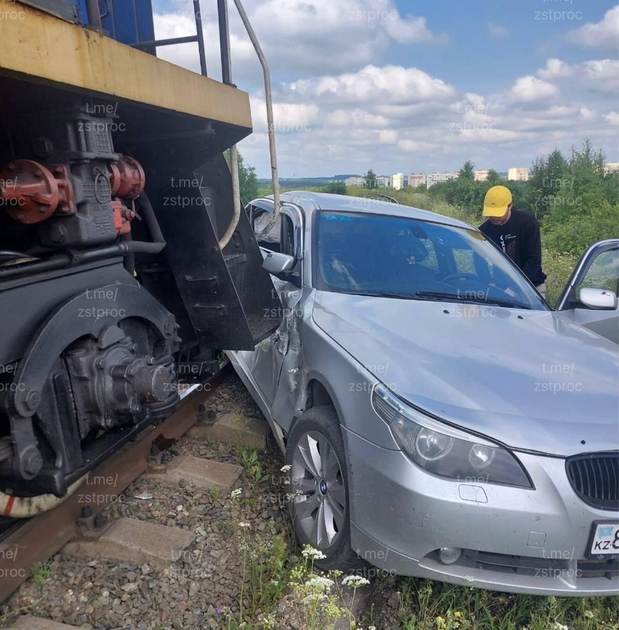 Поезд столкнулся с автомобилем в Анжеро-Судженске Сегодня около 13:00 на...