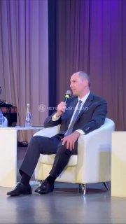 «Поверьте мне, бессмысленно куда-то уезжать — я уже пробовал!»