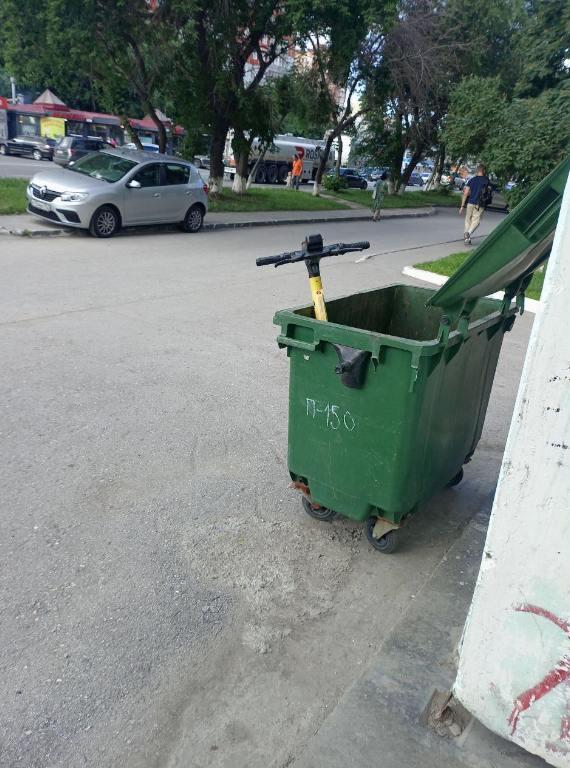Выбросить электросамокат в мусорный бак кто-то додумался на улице Холодильной в Заельцовском районе
