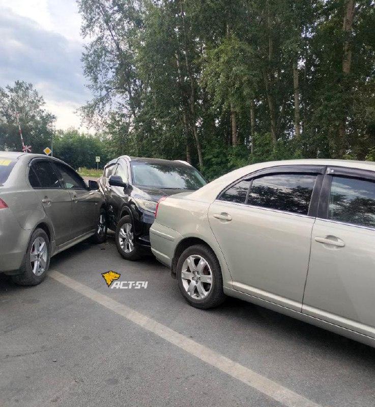 Массовое ДТП произошло сегодня утром на перекрёстке улицы Петухова и Советского шоссе: столкнулись водители седанов Toyota и Mitsubishi Lancer X, а также кроссовера Honda Vezel