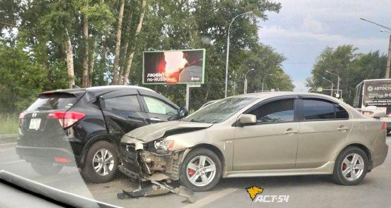Массовое ДТП произошло сегодня утром на перекрёстке улицы Петухова и Советского шоссе: столкнулись водители седанов Toyota и Mitsubishi Lancer X, а также кроссовера Honda Vezel